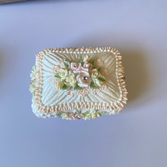 Vintage Floral Embellished Jewelry Box - Picture 4 of 7